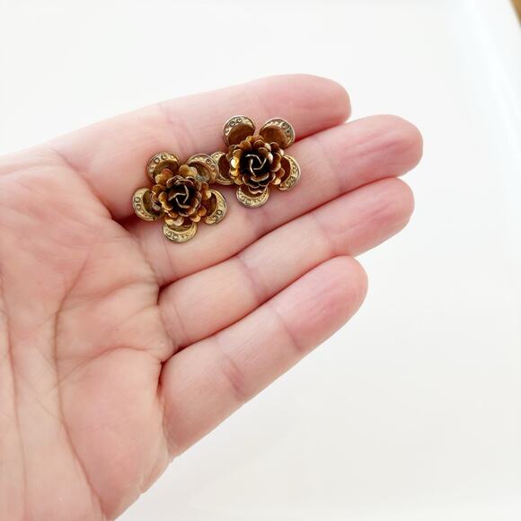 Vintage Gold Tone Flower Screw-Back Earrings - Picture 6 of 10